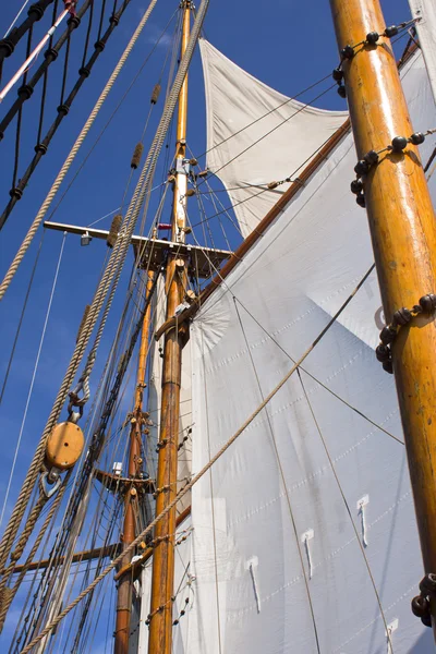 Velas de um veleiro alto — Fotografia de Stock