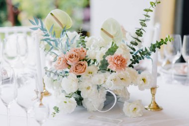 Yaz partisi masasında çiçek süslemeleri. Gül, yıldız çiçeği ve hortensiya çiçekli süs eşyası. Beyaz tabaklar, masa örtüsü, romantik düğün resepsiyonu. - Evet. Yüksek kalite fotoğraf