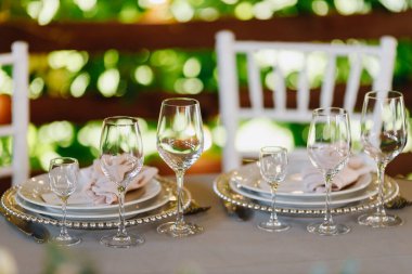 Masada çatal bıçak takımı var. Ziyafet ve düğün sofrası. Ziyafet aksesuarları. Yakın plan. Yüksek kalite fotoğraf