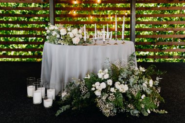  Doğal çiçekler ve mumlarla süslenmiş düğün masası. Yüksek kalite fotoğraf