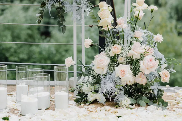 Bröllopsceremonin Område Dekorerad Med Dekorativa Paneler Och Färgglada Blomsterarrangemang Högkvalitativt — Stockfoto
