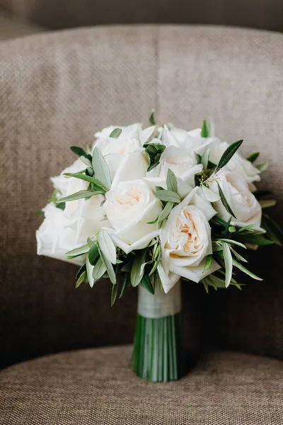 Wedding bouquet of delicate white roses on a gray background — Stock Photo, Image