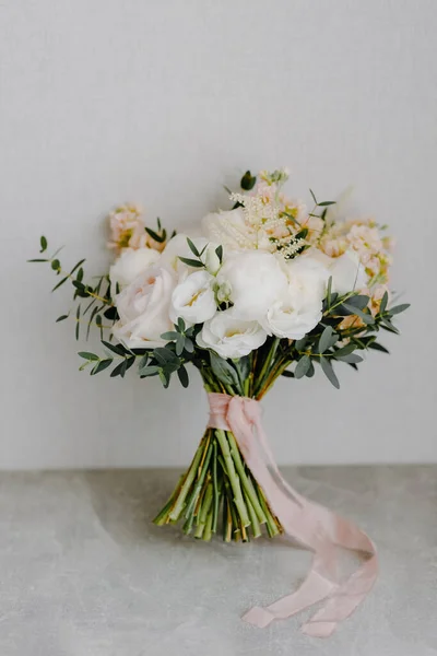 Bridal Bouquet White Flowers Greenery Gray Background High Quality Photo — Stock Photo, Image