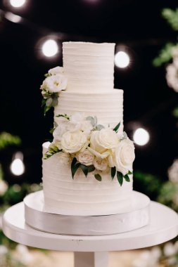 Akşam güzel lezzetli beyaz düğün pastası