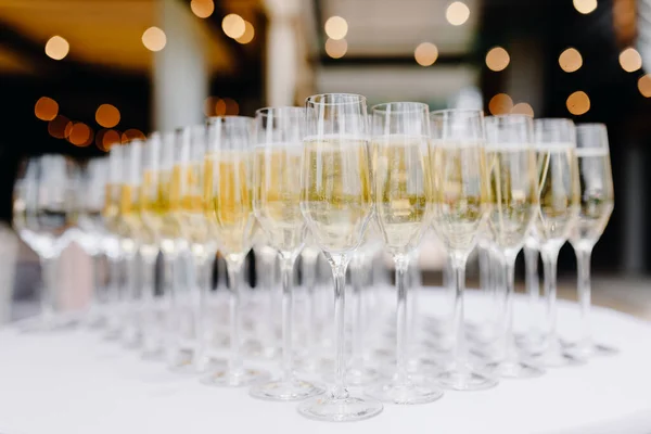 Набір наповнених келихів шампанського, розташованих у трикутнику — стокове фото