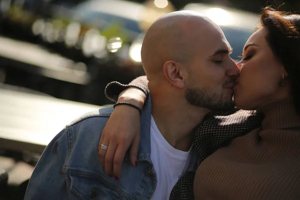 Primo piano di una giovane bella coppia che si bacia per strada. Sentimenti, amore, relazioni — Foto Stock