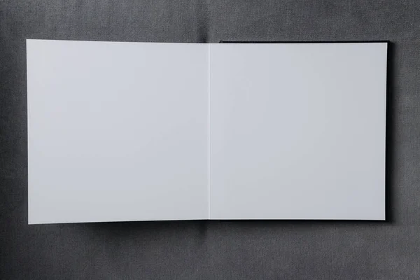 Libro abierto con hojas blancas en blanco sobre fondo gris —  Fotos de Stock