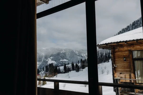 Vista dalla finestra sul paesaggio montano invernale — Foto Stock