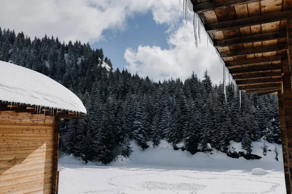 Montagne del Caucaso, Gomarduli. Inverno. Vista dalla casa. — Foto Stock