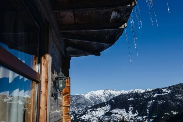 Vista Dal Balcone Una Casa Legno Sulle Montagne Innevate Foto — Foto Stock