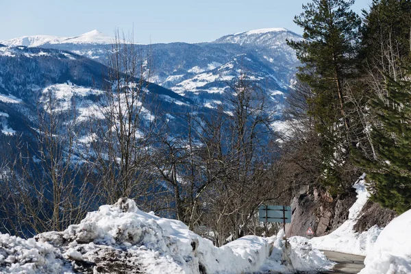 Strada Che Passa Tra Montagne Sullo Sfondo Cime Innevate Georgia — Foto Stock