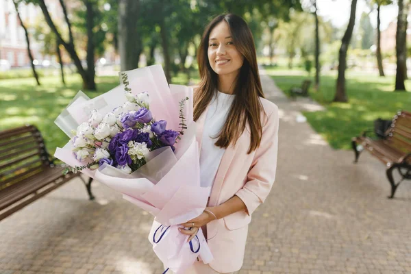 싱싱 한 장미꽃 , 유칼립투스 꽃이 피어 있는 젊은 여인 — 스톡 사진