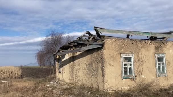 Egy romhalmaz a katonai felszerelések füstjének fényében. A háború Ukrajnában — Stock videók