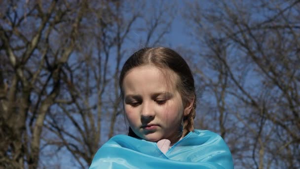Uma Menina Coberta Com Bandeira Ucraniana Contra Céu Símbolo Falta — Vídeo de Stock