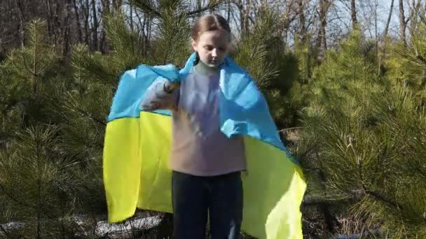 Uma Menina Está Escondida Atrás Uma Bandeira Ucraniana Luta Pela — Vídeo de Stock