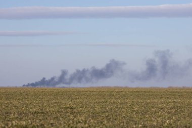 Siyah dumanın uzaktan görülebildiği panoramik manzara. Askeri eylemlerin sonuçları. Ukrayna 'da savaş. Yüksek kalite fotoğraf