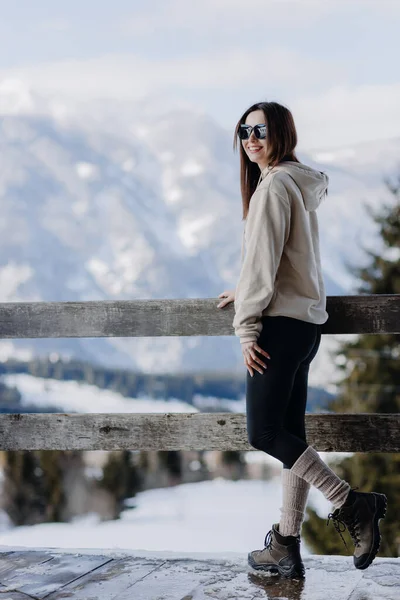  Çekici, genç ve çekici bir kadın terasta dikiliyor ve arka plandaki kameraya bakıyor. Yüksek kalite fotoğraf