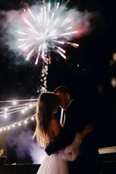 カップルの素晴らしい巨大な花火を見ての背面ビュー 新婚夫婦は結婚式を受け入れて楽しんでいます 高品質の写真 — ストック写真
