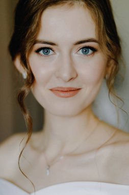 Mavi gözlü gelin kameraya bakıyor. Yakın plan portre. Yüksek kalite fotoğraf