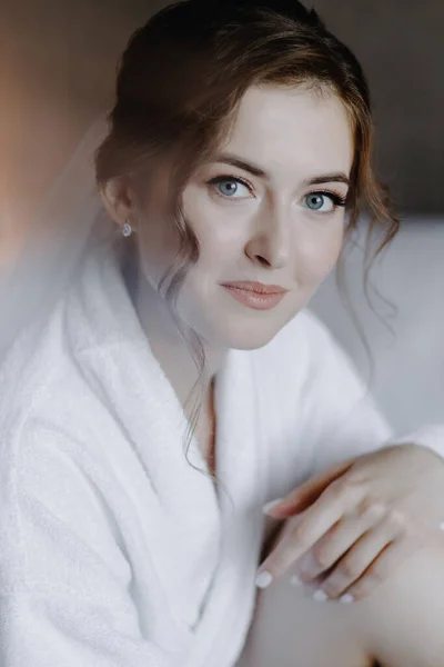 Κοντινό Πορτραίτο Μιας Όμορφης Σέξι Τρυφερής Νύφης Λευκό Παλτό Φωτογραφία — Φωτογραφία Αρχείου