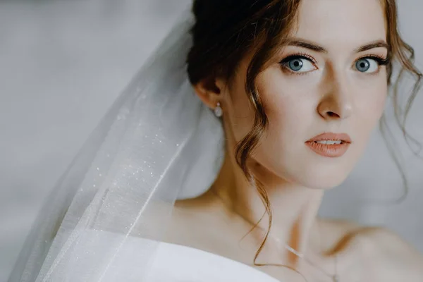 Detailní Portrét Krásné Nevěsty Modrýma Očima Dívající Kamery Kvalitní Fotografie — Stock fotografie