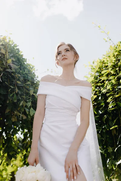 Stilvolle Braut Mit Einem Strauß Pfingstrosen Die Park Posieren Hochwertiges — Stockfoto