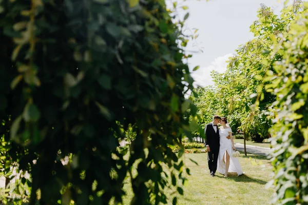 Felices Recién Casados Abrazándose Parque Verano Lugar Para Texto Foto — Foto de Stock