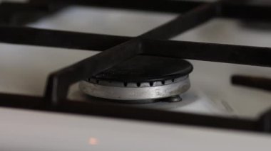 Gaz sobasının ateşini el yakar tavayı yerleştirir. Yüksek kalite 4k görüntü