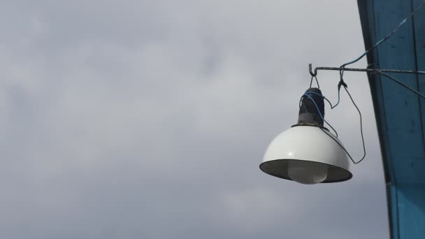 Een Eenzame Slappe Lantaarn Bungelt Wind Tegen Een Bewolkte Lucht — Stockvideo