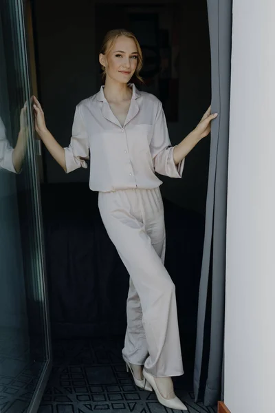 Πρωί Νύφης Όμορφη Νεαρή Κοπέλα Πιτζάμες Στέκεται Κοντά Στο Παράθυρο — Φωτογραφία Αρχείου