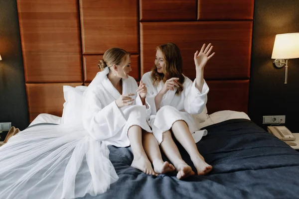 Bride Bridesmaid White Bathrobes Sit Bed Have Fun High Quality — Stock Photo, Image