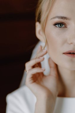 Yarım yüzlü gelinin portresi. Yüksek kalite fotoğraf