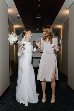 Avrupa tarzında şık bir düğün. Otelde kız arkadaşı olan mutlu gelin.