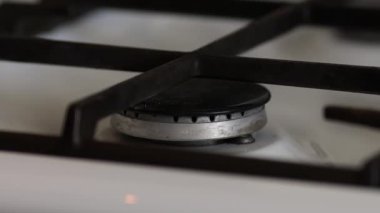 Gaz sobasının üzerindeki ateşi yakar tavayı yerleştirir.