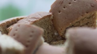 Kadın eli pastaları alır. Yakın plan..