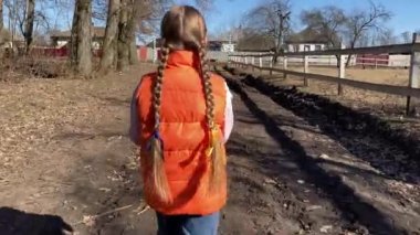  Ukrayna bayrağı örgülü tanınmayan bir kız sokakta yürüyor.