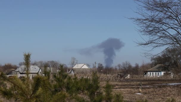 Panoramautsikt över byn, där svart rök kan ses i fjärran. — Stockvideo
