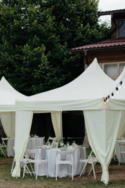 Düğün resepsiyonu için çadırın altında güzel bir ziyafet salonu. Yüksek kalite fotoğraf