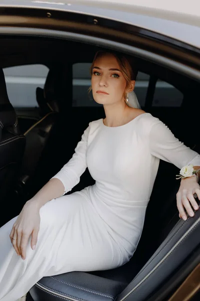 Όμορφη Κομψή Νύφη Κάθεται Στο Αυτοκίνητο Και Κοιτάζοντας Την Κάμερα — Φωτογραφία Αρχείου