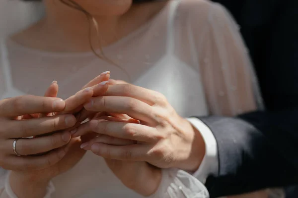 Damat Geline Beyaz Bir Gelinlik Içinde Sarılıyor Ellerini Sıkıca Tutuyor — Stok fotoğraf