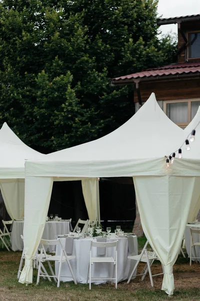 Düğün resepsiyonu için çadırın altında güzel bir ziyafet salonu. Yüksek kalite fotoğraf
