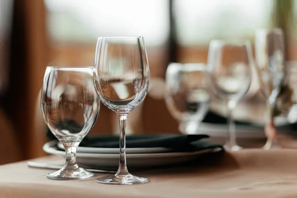 Mesa Restaurante Con Cubiertos Platos Vasos Para Vino Agua Foto — Foto de Stock