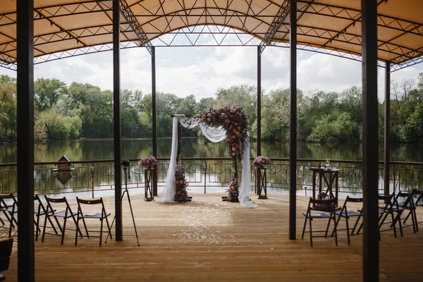 Lugar Uma Cerimônia Casamento Abaixo Dossel Contexto Água Foto Alta — Fotografia de Stock