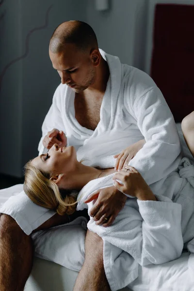 Young Caucasian Couple Relaxing Bed Hotel Room High Quality Photo — Stock Photo, Image