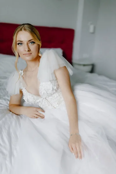 Neuvěřitelně Krásná Nevěsta Ležící Posteli Dívající Kamery Kvalitní Fotografie — Stock fotografie