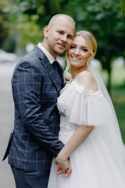  Mutlu yeni evli çift kucaklaşıp kameraya bakıyor. Kapatın. Yüksek kalite fotoğraf