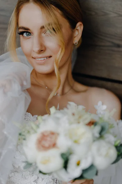 Portrét Evropské Nevěsty Svatební Kyticí Ruce Svislá Fotografie Kvalitní Fotografie — Stock fotografie