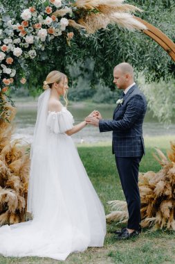 Gelin ve damat birbirlerinin alyanslarını taktılar. Önemli bir gün. Yüksek kalite fotoğraf