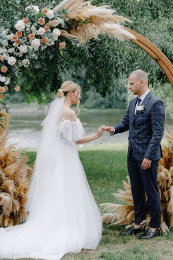 Gelin ve damat birbirlerinin alyanslarını taktılar. Önemli bir gün. Yüksek kalite fotoğraf
