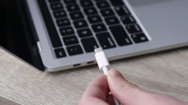  Erkek eli bilgisayara USB tip C kablosu yerleştirir. Yüksek kalite 4k görüntü